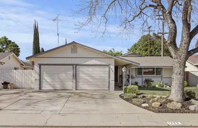 3 Bedroom Home available now. With POOL! Gallery 1
