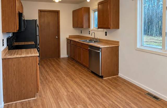3 bed, 1 bathroom in North Pole! Gallery 3