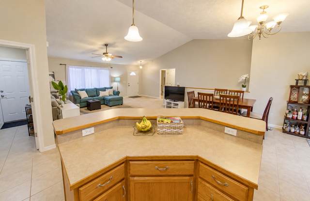 3D Tour Available - West Side of Manhattan + 2-Car Garage + Finished Basement! Available December 19th! Gallery 3