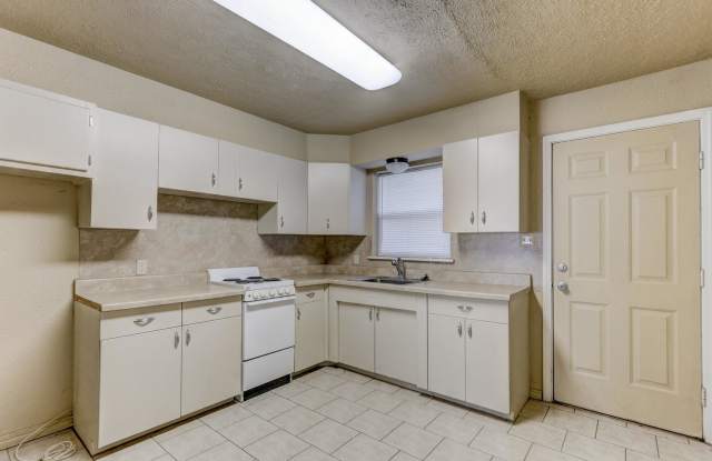 Charming 2-Bedroom Home with Spacious Backyard & Great Location Gallery 3