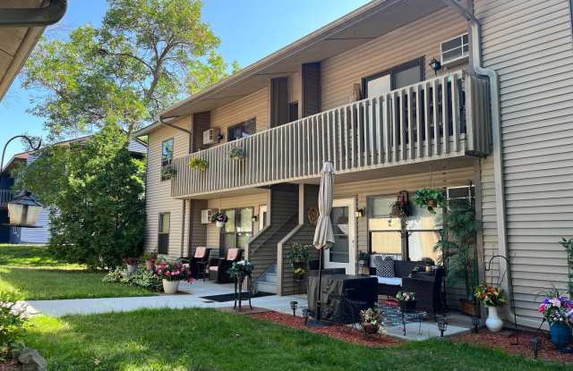 2-bedroom  1-bath Apartment + Garage in Hudson WI - 1626 Pinewood Lane, Hudson, WI 54016