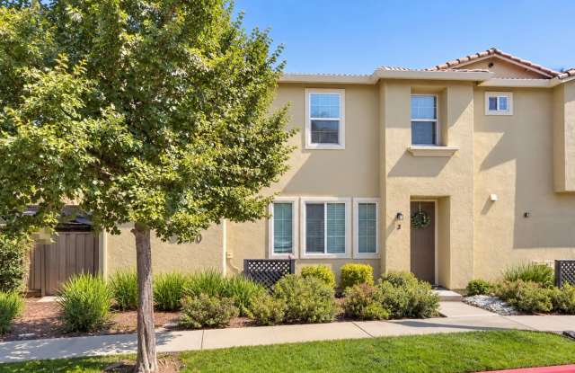 Spacious Townhouse with Backyard for Rent in Great Lincoln Location Gallery 1
