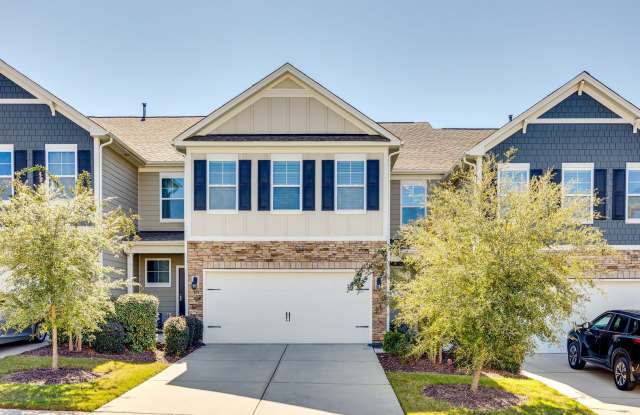 Beautiful 4 bed 3 bath home in Forest Grove of Fort Mill with a bedroom on the main! photos photos