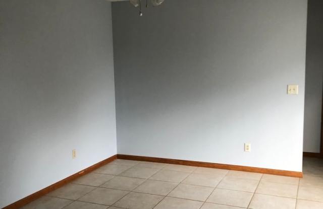 3 Bedroom Home w/Fenced Backyard Gallery 4
