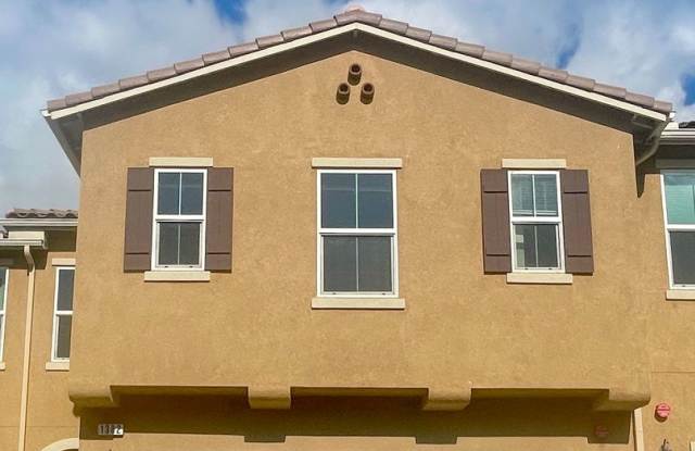 3 Bdrm, 2.5 Ba Townhouse w/2 Car Attached Garage Available For Rent photos photos