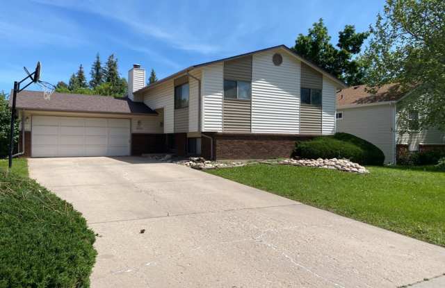 STUDENTS WELCOME! West side Fort Collins 4 bed 2 bath home - 2624 West Lake Street, Fort Collins, CO 80521