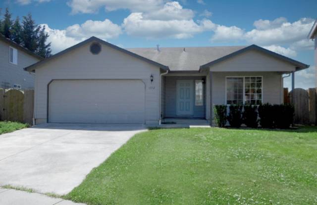 Updated 3 Bedroom 2 Bathroom Home in Battle Ground with Great Fully Fenced Back Yard! photos photos