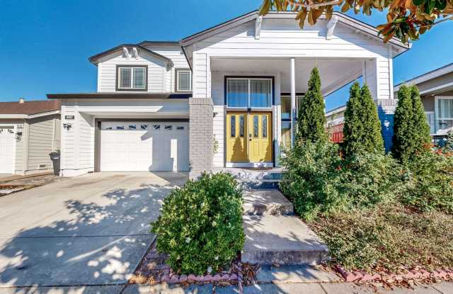 Wine Country Property Management Presents a Rare Four Bedroom Three Bathroom Fully Furnished Windsor Gem!!!! Gallery 3