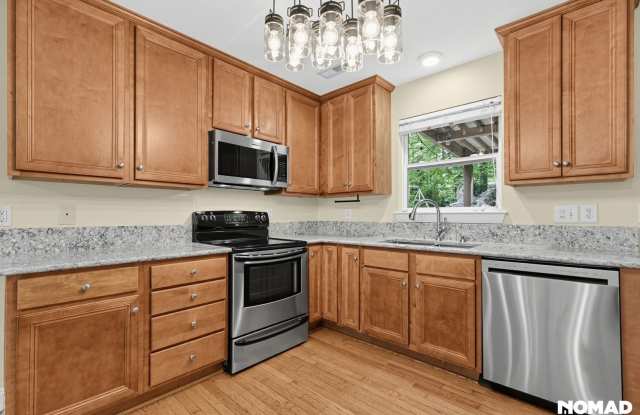 Charming 4BR House in Statesville with large lot Gallery 3