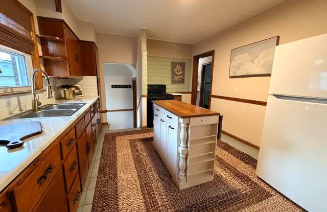 AVAILABLE NOW | Furnished 4BR Home Steps from University of Evansville | Utilities + Wi-Fi Included Gallery 4