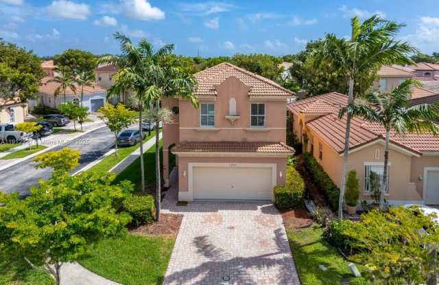 1095 NE 39th Ave photos photos