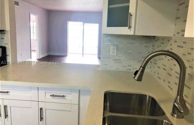 18900 NE 3rd Ct Gallery 3