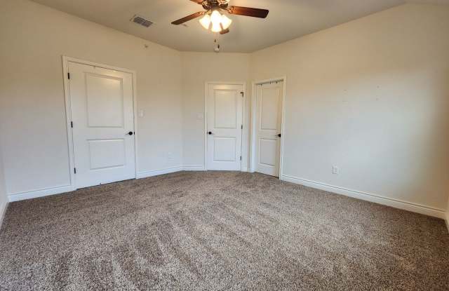 3/2.5/1.5 Fourplex with Granite Countertops, 9ft Ceilings, Fridge, Washer, Dryer / NBISD Gallery 4