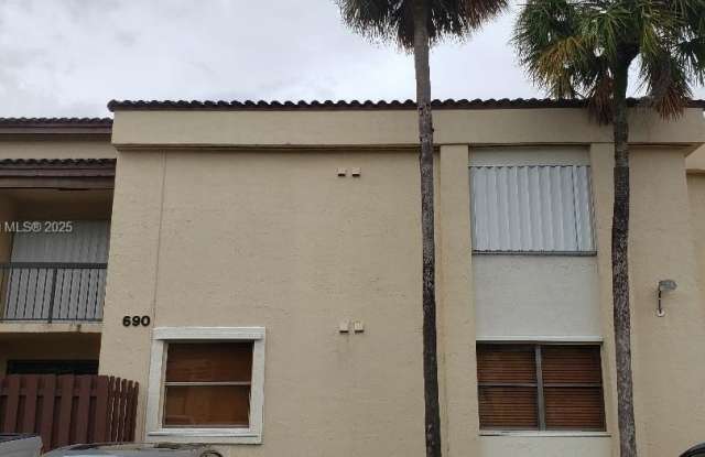 690 W PARK DR - 690 West Park Drive, Fountainebleau, FL 33172