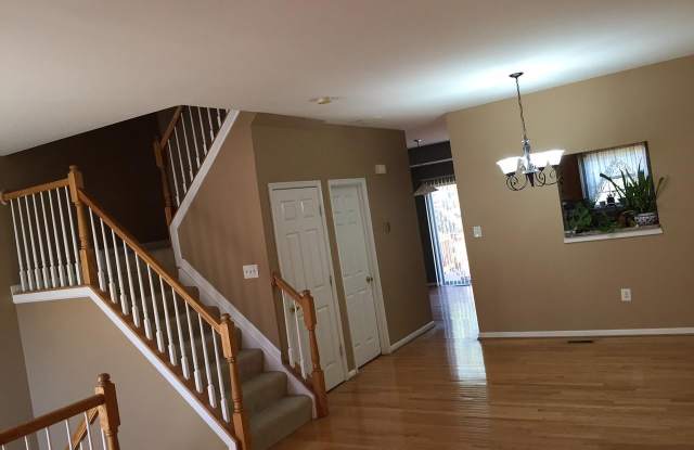 2503 CLOVER FIELD Circle Gallery 2
