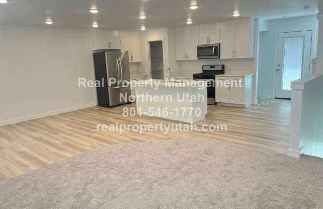 Beautiful townhome coming available on 09/25! Gallery 4