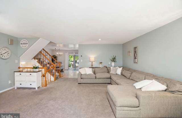 920 BUCKLAND Place Gallery 4