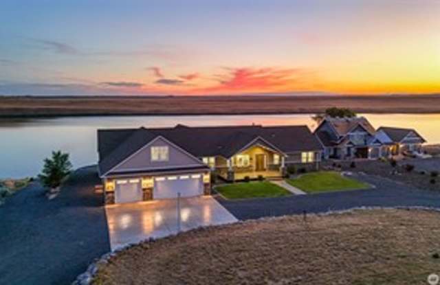 Lakefront Property on 2.5 acres Gallery 3