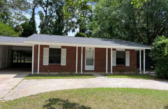 3 Bed / 2 Bath Brick Home With Yard In Town photos photos