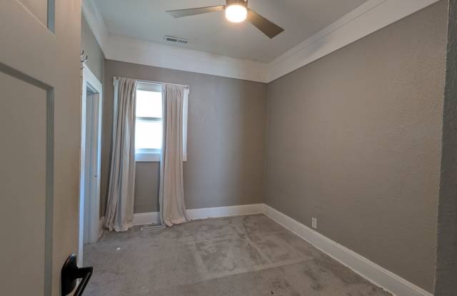Newly Updated 5-Bedroom Home - EIU Campus! Gallery 4