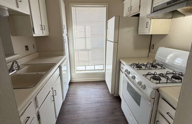 1824 San Antonio Street - B Gallery 3