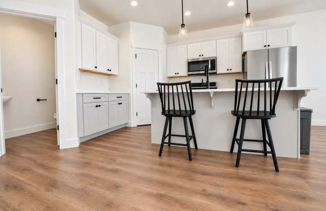 Newer 4 Bed 2.5 Bath Home in Saratoga Springs with Community Pool Gallery 4