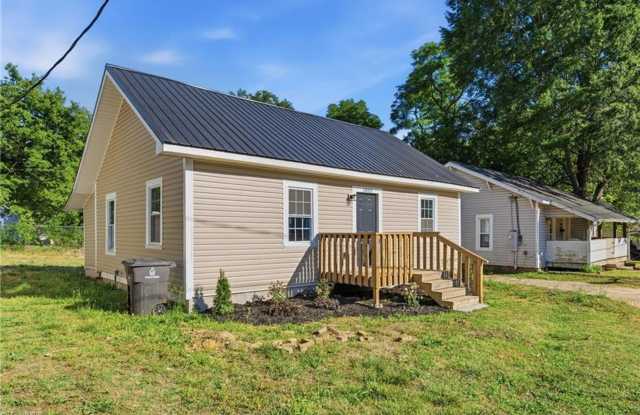 Lovely 3 bedroom, 1 bathroom home near Downtown Winston Salem! Gallery 3