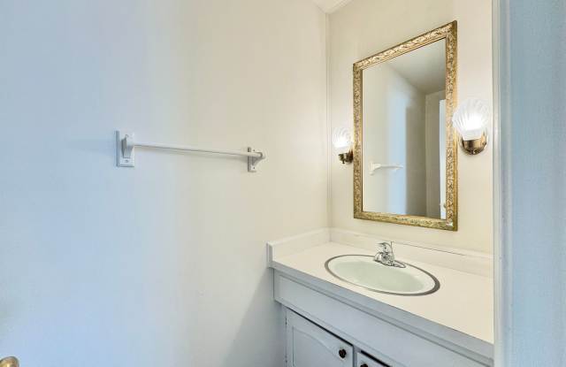 2 BR End Unit Townhouse with Covered Back Patio off Lawndale Gallery 4