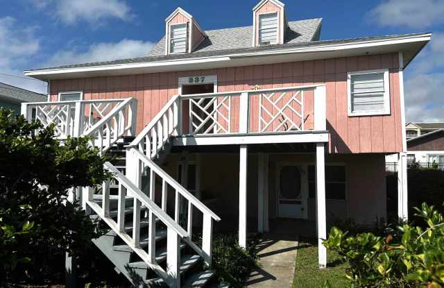 1/2 Block  to the Beach & Main Beach Park! Gallery 1