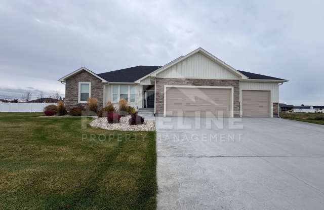 Spacious 6-Bedroom Home with 4-Car Garage & Fully Fenced Backyard! Gallery 1