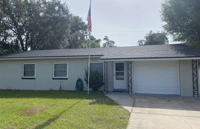 821 S Amelia Ave - 821 South Amelia Avenue, DeLand, FL 32724
