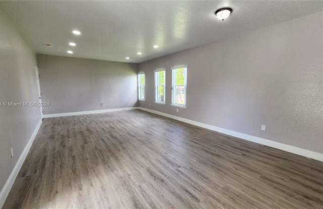 17555 NW 29th Ct Gallery 2