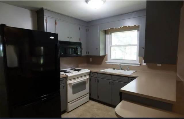Comfortable 3 Bedroom Ranch with Carport & Lawn Care Included Gallery 3