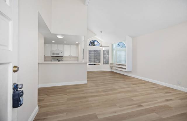 Prime Irvine Living: Bright End Unit Steps from Pool & Parks photos photos