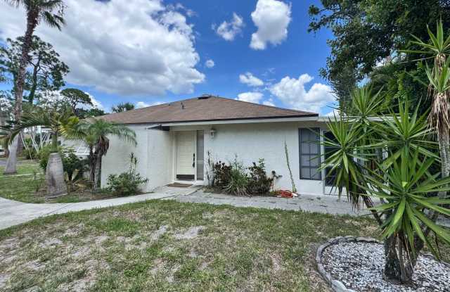 Annual unfurnished nicely renovated 2/2 villa near the Ringling Museum photos photos
