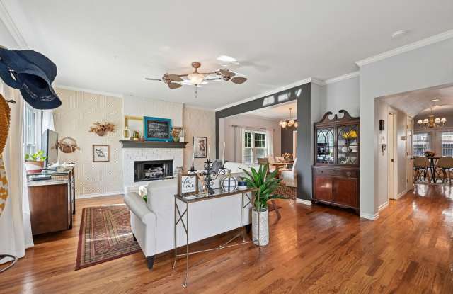 Fully Furnished Cape-cod, northeastern architecture (possible Jack Arnold) in central South Tulsa. Gallery 3
