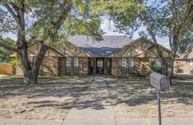 223 N Beltwoods Drive - 223 North Beltwoods Drive, DeSoto, TX 75115