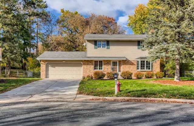 1400 Park Hills Court - 1400 Park Hills Court, Woodbury, MN 55125