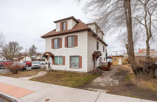 3011 E Queen Ave - 3011 East Queen Avenue, Spokane, WA 99217
