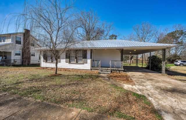 Spacious 4-Bedroom Beauty in Sylacauga – Huge Deck, Carport & Tons of Charm! photos photos