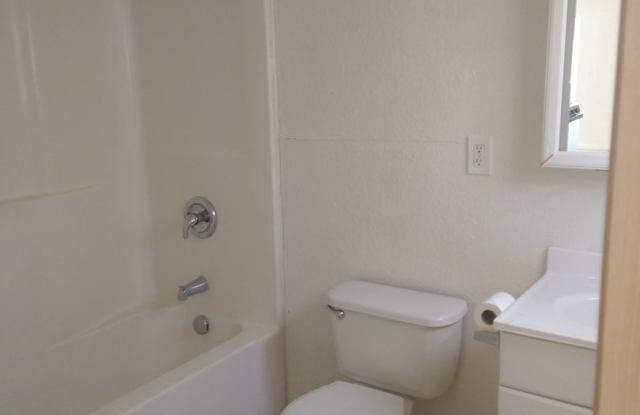 Nice and Quite 1 bedroom 1 bath with Bonus room Gallery 3