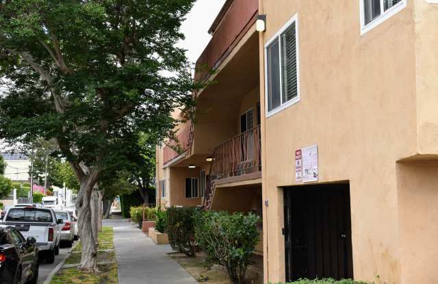 7140 DeLongpre Apartments Gallery 2