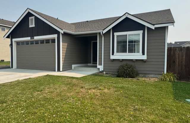 Quiet 3 Bed Home with Fenced Yard Gallery 1
