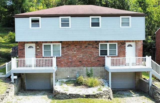 *Recently Updated  Spacious 3BD/1BA Duplex Unit Available for Rent in Castle Shannon* - 809 Killarney Drive, Castle Shannon, PA 15234