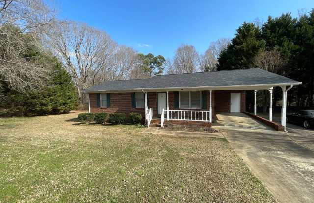 3 bedroom 1 bathroom house available.   Pet friendly! Gallery 1