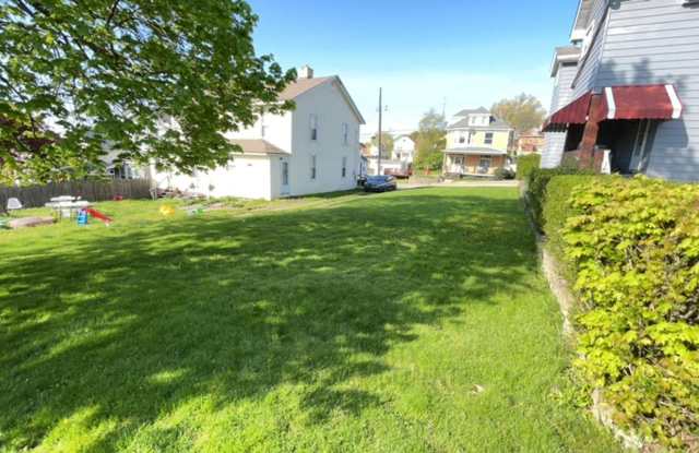 2 Bedroom/1 Bath with extra large yard in Carnegie! Gallery 2
