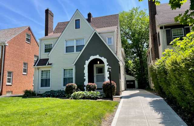 Stunning completely furnished and remodeled 3rd floor suite! photos photos