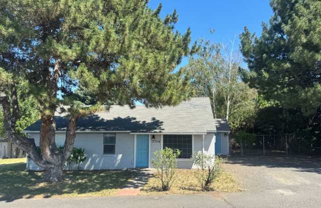 3 bedroom 1 bathroom remodeled home, w/d hookup, must see inside photos photos