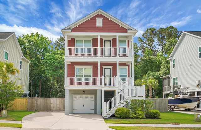 Beautiful 3 Bedroom 2.5 Bathroom home located in Mount Pleasant, just minutes away from the ocean! photos photos