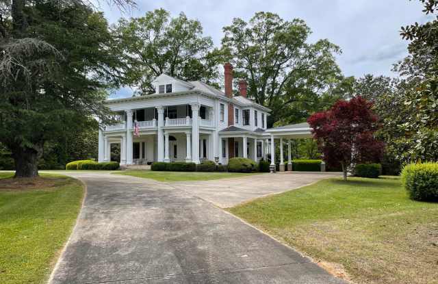 Stately Mansion on 17 Acres with Enormous Magnolia Trees Gallery 3